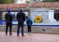 애틀랜타 킹 센터의 마틴 루터 킹 주니어와 코레타 스콧 킹의 묘지에서 방문객들이 추모하고 있다. 로이터