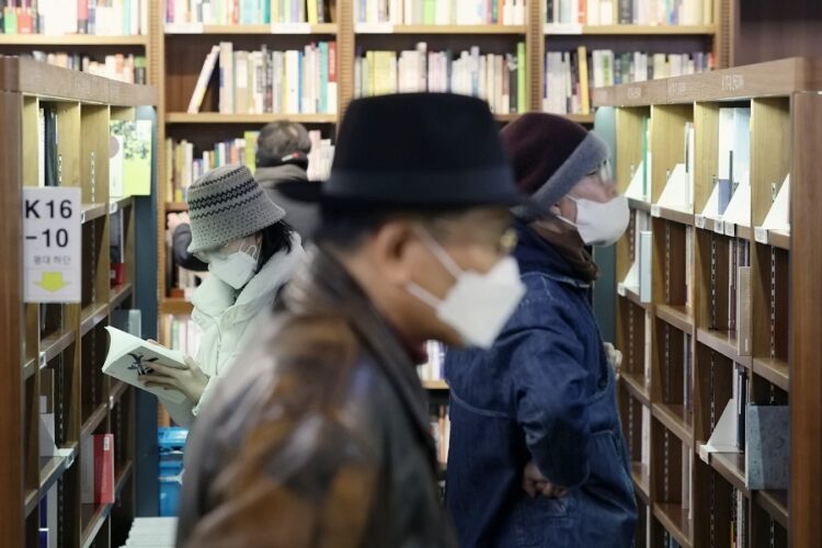 서울 시내 대형 서점에서 마스크를 착용한 채 책을 고르고 있는 시민들. 연합뉴스