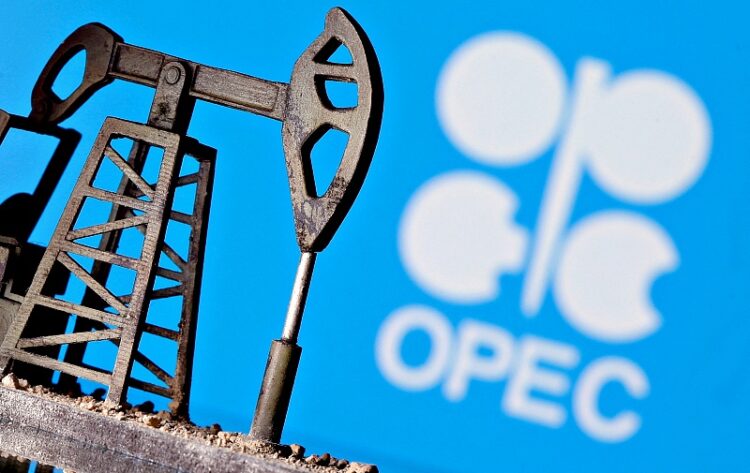 OPEC 로고와 시추 장비 이미지. 로이터