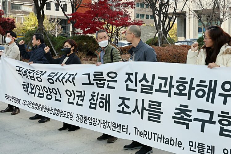 "최대 아기수출국, 아픈 과거 직면" NYT, 한국 해외입양 조명