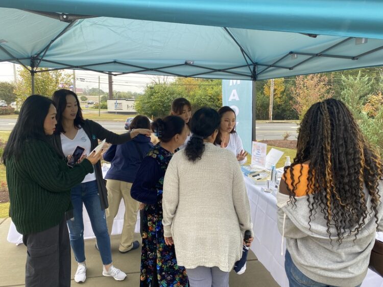 14일 오전 일라이약국 오프닝 행사에서 약사들이 방문객들에게 피부개선제품에 대해 설명하고 있다. 윤지아 기자.