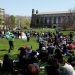 2024년 4월 25일 일리노이주 노스웨스턴 대학생들이 팔레스타인 지지 시위를 벌이고 있다. 로이터