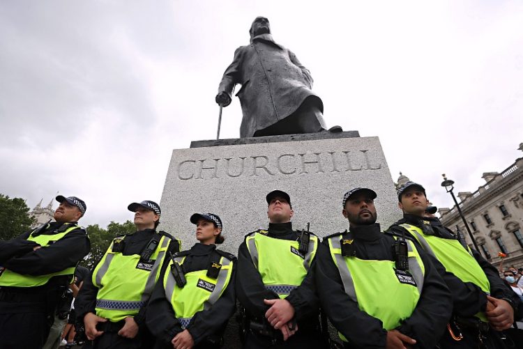 "감옥 모자라니 체포 적게 해라" 영국 경찰 논란