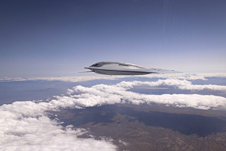 "UFO 아냐?" 공군, 차세대 스텔스 폭격기 비행 모습 첫 공개