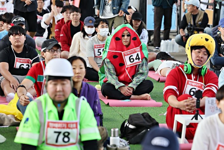 5월12일 서울 반포한강공원 잠수교에서 열린 '2024 한강 멍때리기 대회'. 연합뉴스