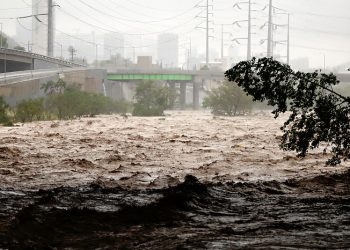 동북·중서부에선 폭염에 산불…남부엔 첫 열대성 폭풍 강타