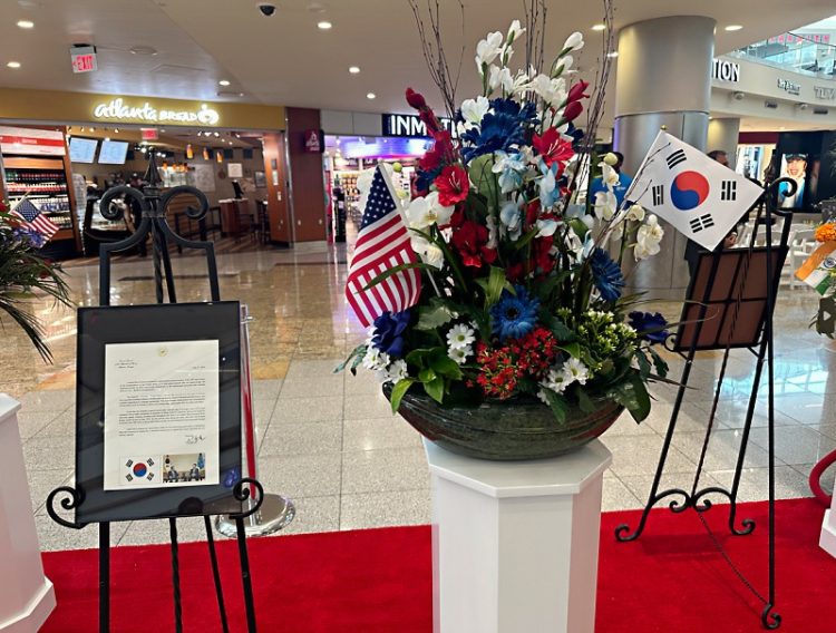 하츠필드-잭슨 국제공항에 독립기념일 축하 화환
