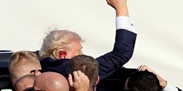트럼프, 유세중 피격·귀 윗부분 관통…긴급대피· 치료 후 퇴원