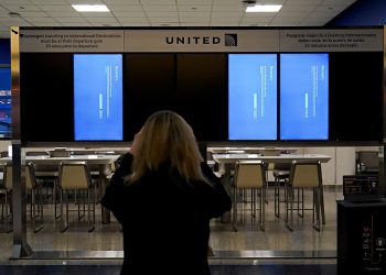 뉴저지주 뉴어크 공항의 출발 안내판에 '죽음의 블루 스크린'으로 알려진 파란색 오류 화면이 표시되고 있다. 로이터