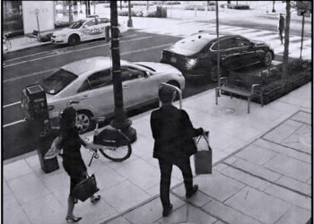 지난 2021년 4월 워싱턴DC 주미대사관 외교관 신분인 국가정보원 요원이 루이뷔통 핸드백을 구매한 뒤 수미 테리(왼쪽)와 상점에서 나와 걸어가고 있다. 사진 미국 연방검찰 공소장 캡처