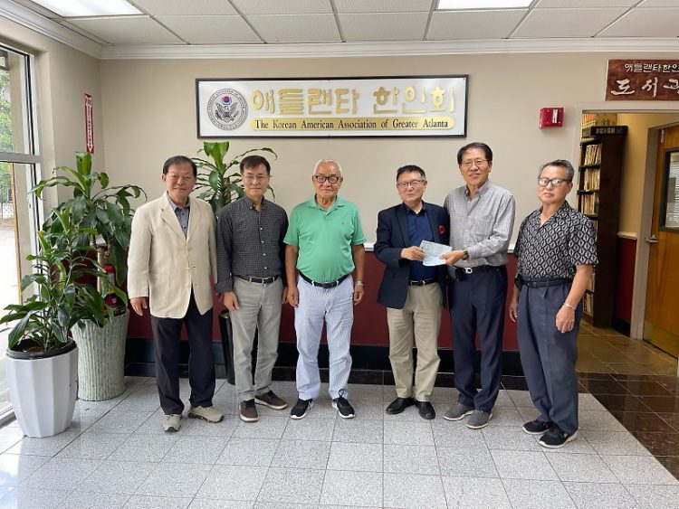 한인회 임원들이 1일 한인회관에 모여 기부금을 받았다.