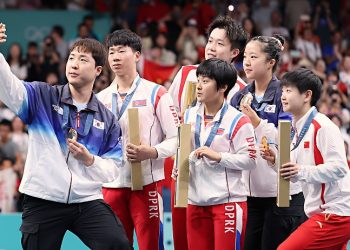 태극기·인공기 나란히 오른 탁구장…남북 선수들 삼성폰 '셀카'