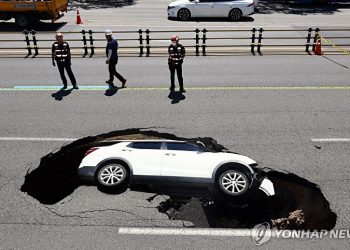 [포토뉴스] 서울 연희동 한복판서 싱크홀…승용차 통째로 빠져