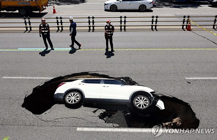 [포토뉴스] 서울 연희동 한복판서 싱크홀…승용차 통째로 빠져