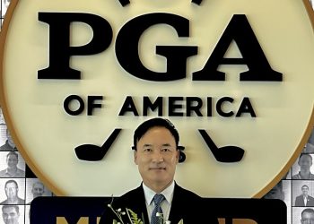 전욱휴 프로가 9일 텍사스주 프리스코에 있는 PGA 본부에서 450번째 '마스터 프로페셔널'로 지명됐다. 윤지아 기자