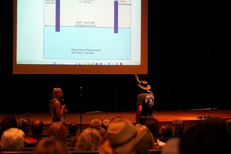 지난달 블록 카운티에서 열린 조지아주 환경보호국(EPD) 주최 공청회에서 한 주민이 나와 질문을 하고 있다. 장채원 기자