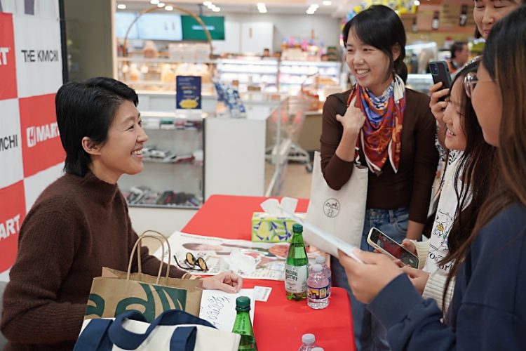 방송인 홍진경씨가 10일 사인회에서 방문객들과 이야기를 나누고 있다.   장채원 기자