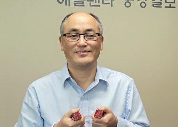 김진기 박사가 자신이 제안한 새 한글 자음 표기법을 새긴 서각 작품을 들어 보이고 있다. 이종호 대표