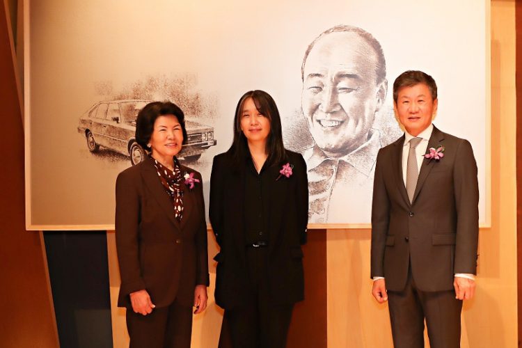 한국인 최초로 노벨문학상을 수상한 한강 작가(가운데)가 17일 서울 강남구 아이파크타워에서 열린 제18회 포니정 혁신상 시상식에 참석하고 있다. 포니정재단은 포니정 혁신상 수상자로 작가 한강 씨를 선정했다. 왼쪽부터 고(故) 정세영 현대산업개발 명예회장의 부인 박영자 씨, 한강 작가, 정몽규 포니정 재단 이사장(HDC 회장). 연합뉴스