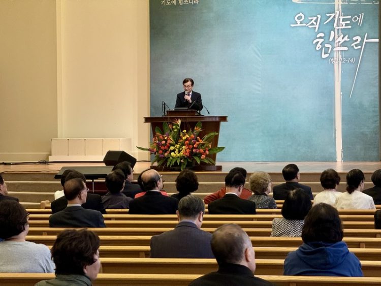 19일 토요일 목회자 세미나를 진행하는 올해 강사 김운용 총장. 윤지아 기자.