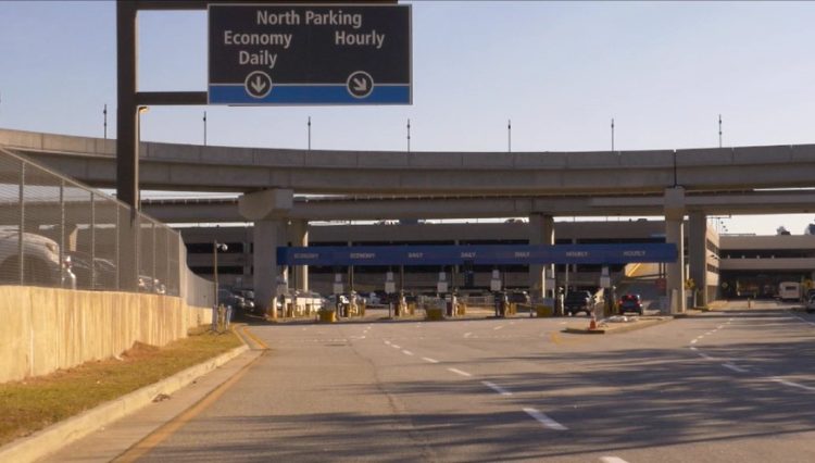 애틀랜타공항 노스터미널 주차장 입구.