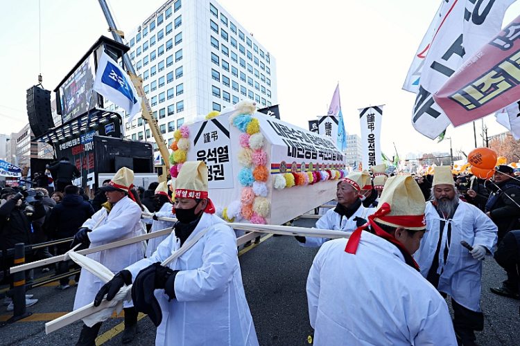 "尹 '가치외교' 환호한 서방, 한국 내치문제 눈감다 뒤통수 맞아"