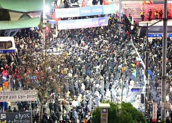 계엄 해제 요구 가결에 “만세”…시민 2000명 집결, 국회 지켰다