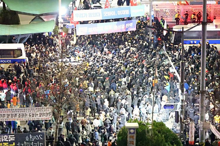 계엄 해제 요구 가결에 “만세”…시민 2000명 집결, 국회 지켰다