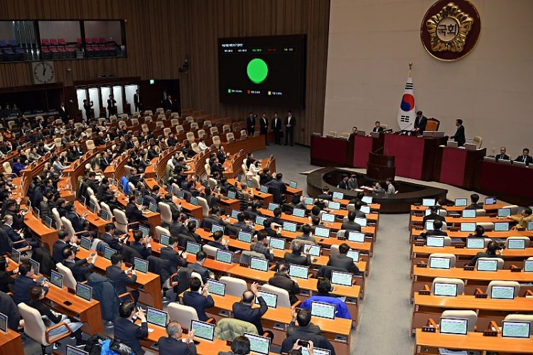 윤석열 대통령이 비상계엄령을 선포한 가운데 4일 새벽 서울 여의도 국회 본회의장에서 열린 본회의에서 비상계엄 해제 요구 결의안이 통과되고 있다. 연합뉴스