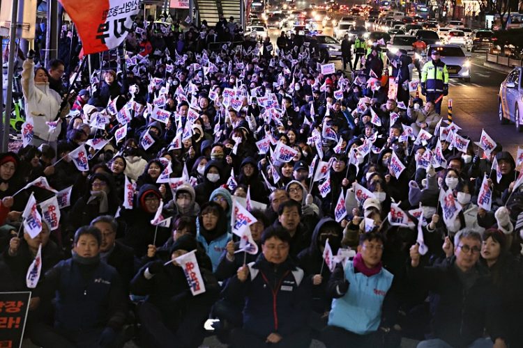 "민주주의 지키자" 연이틀 전국 광장에 모인 성난 촛불 민심