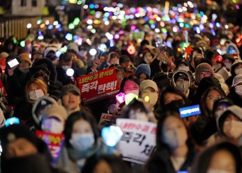 "촛불 대체 응원봉, 비폭력·연대 상징"…외신 한국 시위문화 주목