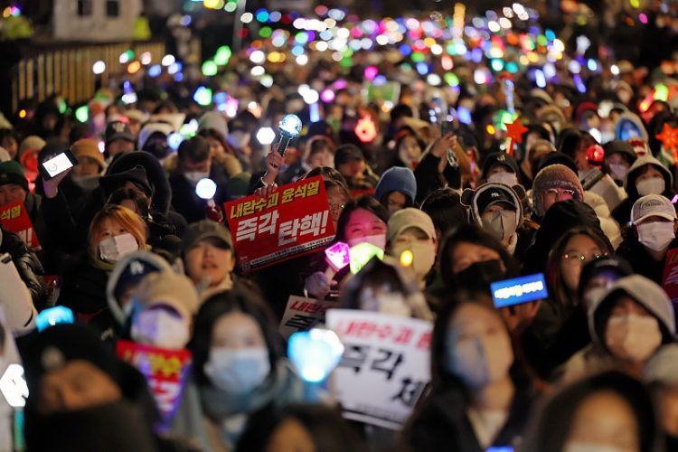 "촛불 대체 응원봉, 비폭력·연대 상징"…외신 한국 시위문화 주목