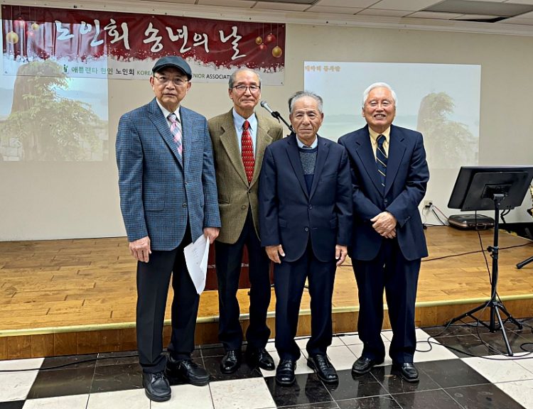 한인노인회의 새 집행부. (왼쪽부터) 유태화 부회장, 민수종 이사장, 채경석 신임 회장. 오른쪽은 이날 행사 기도를 맡은 박준로 목사. 윤지아 기자