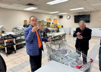 24일 김백규 비대위 위원장은 한인회관 노인회로 들어가 탄핵 공증 서명을 전달하지 못한 실망감을 나타내고 있다. 윤지아 기자.