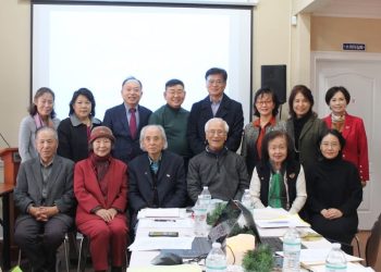 한국학교 이사 및 관계자들이 이사회가 끝나고 기념사진을 촬영했다.