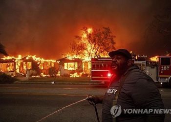 LA에 대형 산불 4건 동시발생 '비상'…2명 사망·수만명 대피