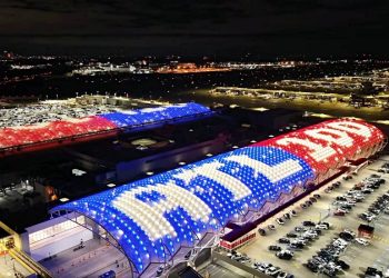 하츠필드-잭슨 공항 '100주년' ...새해 공항 캐노피에 'ATL 100' 밝혀