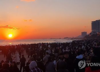 1일 강원 강릉시 경포해변 앞바다에서 2025년의 시작을 알리는 붉은 해가 솟아오르고 있다. 연합뉴스