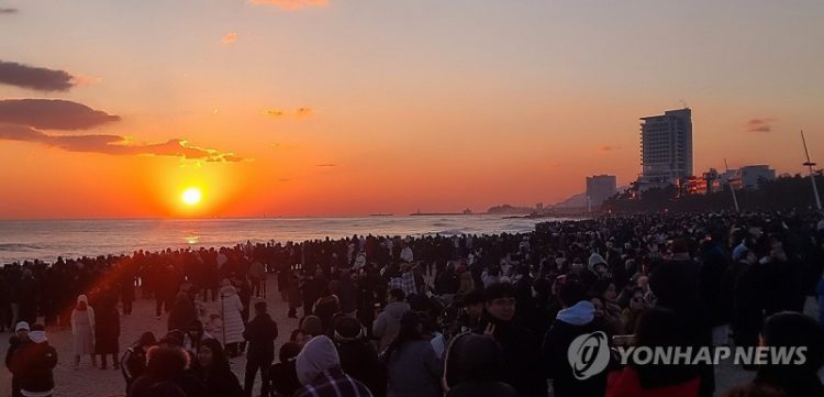 1일 강원 강릉시 경포해변 앞바다에서 2025년의 시작을 알리는 붉은 해가 솟아오르고 있다. 연합뉴스