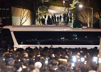 고위공직자범죄수사처(공수처)와 경찰이 윤석열 대통령에 대한 2차 체포영장 집행에 나선 15일 용산구 한남동 대통령 관저에서 경호 관계자들이 대기를 하고 있다. 연합뉴스