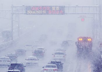 한국 전역 '설날' 폭설에 갇혔다…하늘·바닷길 막혀 귀성객 발 동동