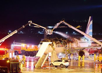 김해공항 에어부산 항공기에 불…승객·승무원 176명 모두 탈출