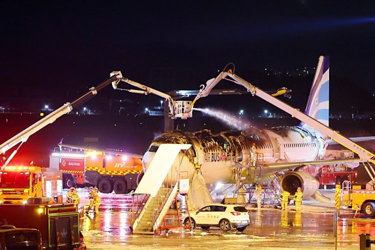 김해공항 에어부산 항공기에 불…승객·승무원 176명 모두 탈출