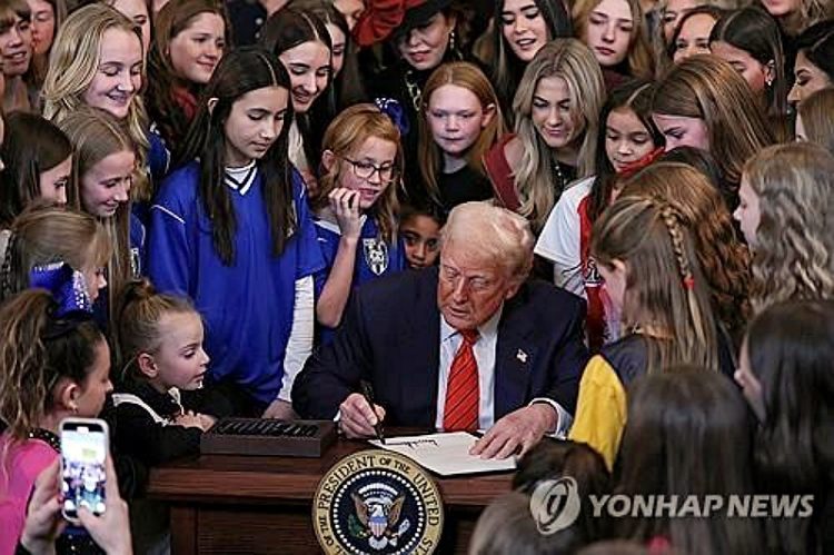 교육부, 학교체육단체에 "'남→여' 성전환선수 기록 삭제하라"