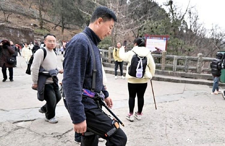 "태산이 높다해도..." 중국에 '등산 도우미' 로봇 등장 화제