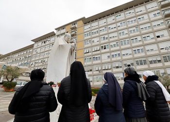 교황, 11일째 최장기간 입원… "여전히 위중, 의식은 또렷"